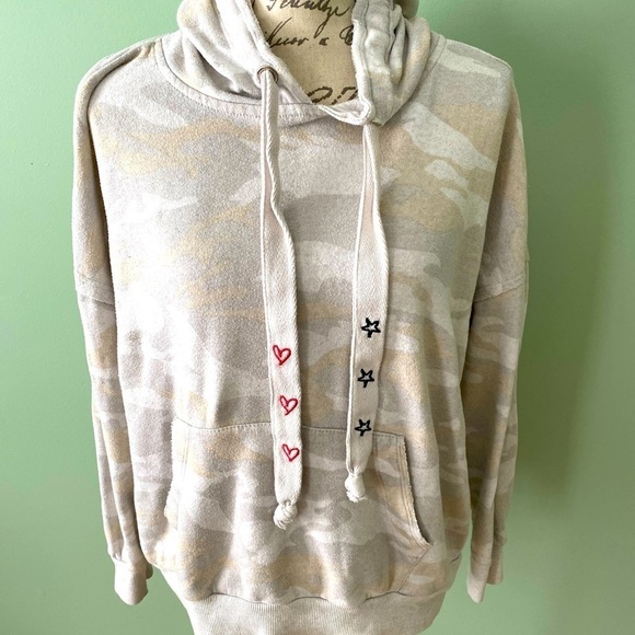 Vintage Havana Tops - Women’s Camo Skull Hoodie Size Small
